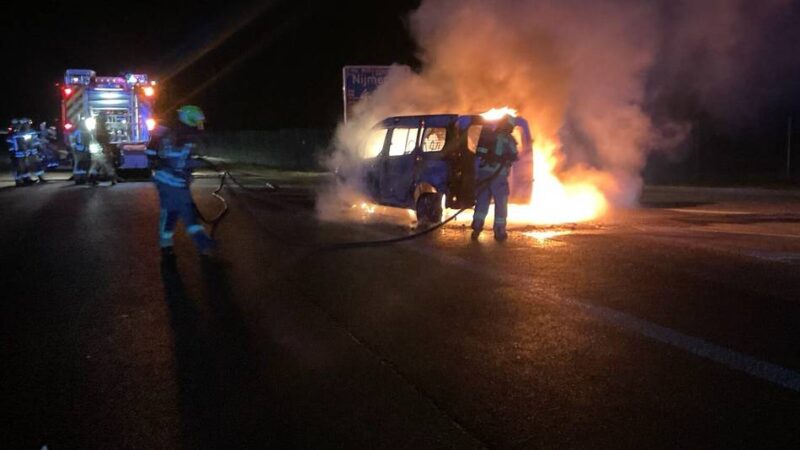 Einsatz auf Rastplatz an A57: Feuerwehr Alpen löscht brennendes Auto