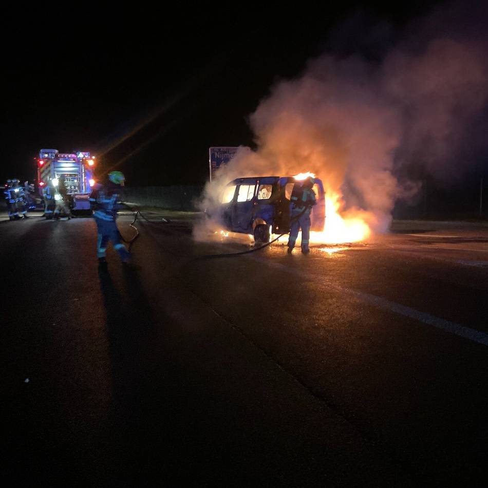Einsatz auf Rastplatz an A57: Feuerwehr Alpen löscht brennendes Auto