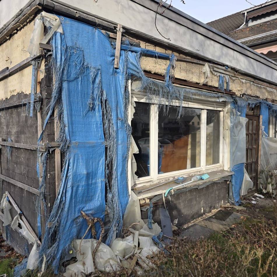 Skurrile Schrottimmobilie: „Ein-Euro-Wohnung“ – So lief die Zwangsversteigerung in Neuss