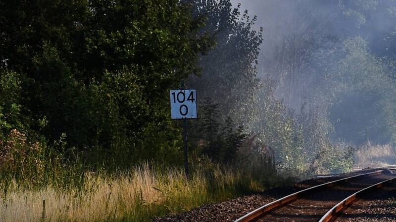 Viel zu gefährlich: Junge fotografiert mitten auf Gleisen vom Niersexpress – Polizei greift ein