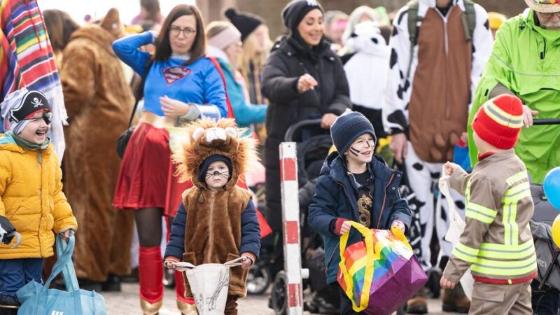 Kinderkarneval in Jüchen und Hochneukirch: Kleine Jecken im Kamelle- und Konfetti-Regen