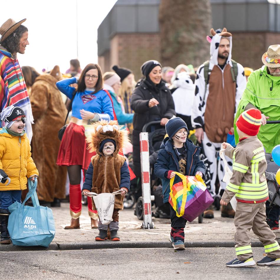 Kinderkarneval in Jüchen und Hochneukirch: Kleine Jecken im Kamelle- und Konfetti-Regen