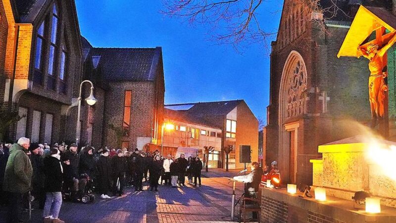 Samstag an der Kirche: Am „Bäjers Krüss“ 
gedenkt Goch
der Bombennächte