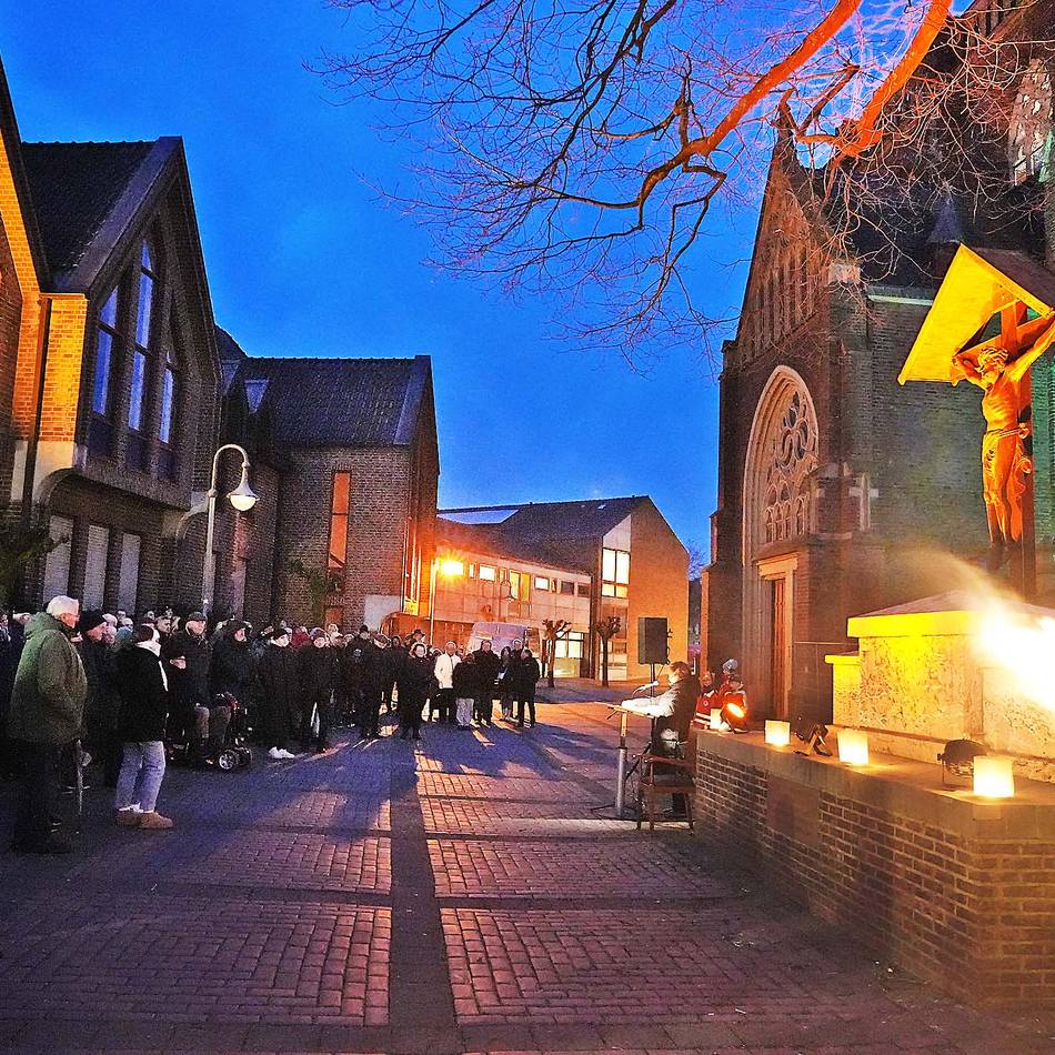 Samstag an der Kirche: Am „Bäjers Krüss“ 
gedenkt Goch
der Bombennächte