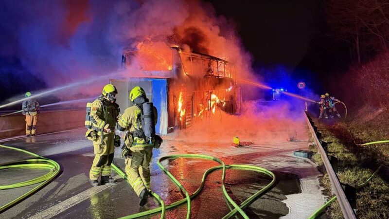 Feuerwehr-Großeinsatz: Ausgebrannter Reisebus sorgt für Sperrung und Stau auf A52