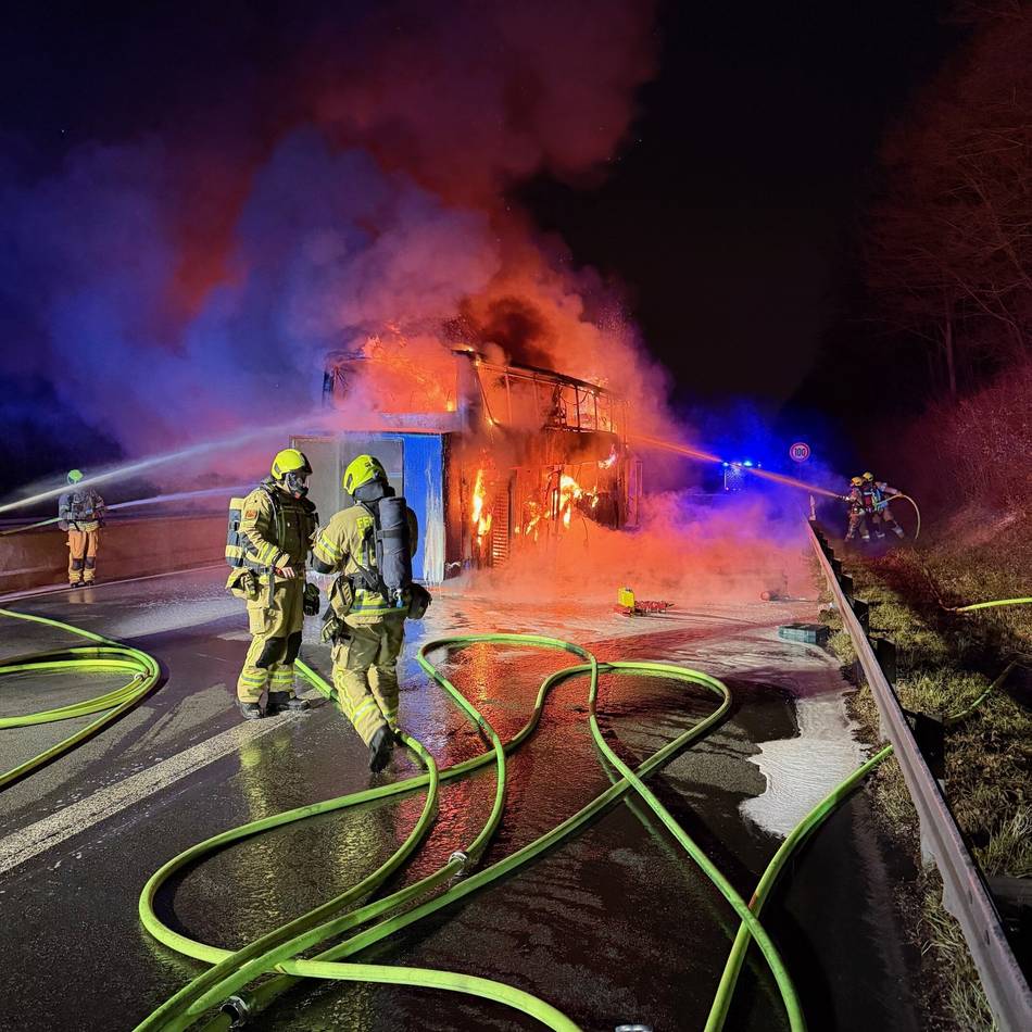 Feuerwehr-Großeinsatz: Ausgebrannter Reisebus sorgt für Sperrung und Stau auf A52
