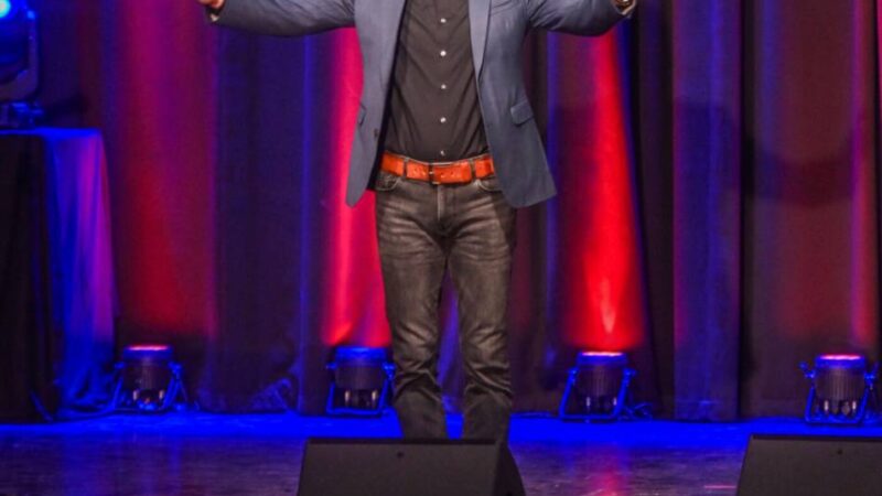 „Neujahrskabarett“ erstmals in Wermelskirchen: Humorvoller Start ins Kabarett-Jahr