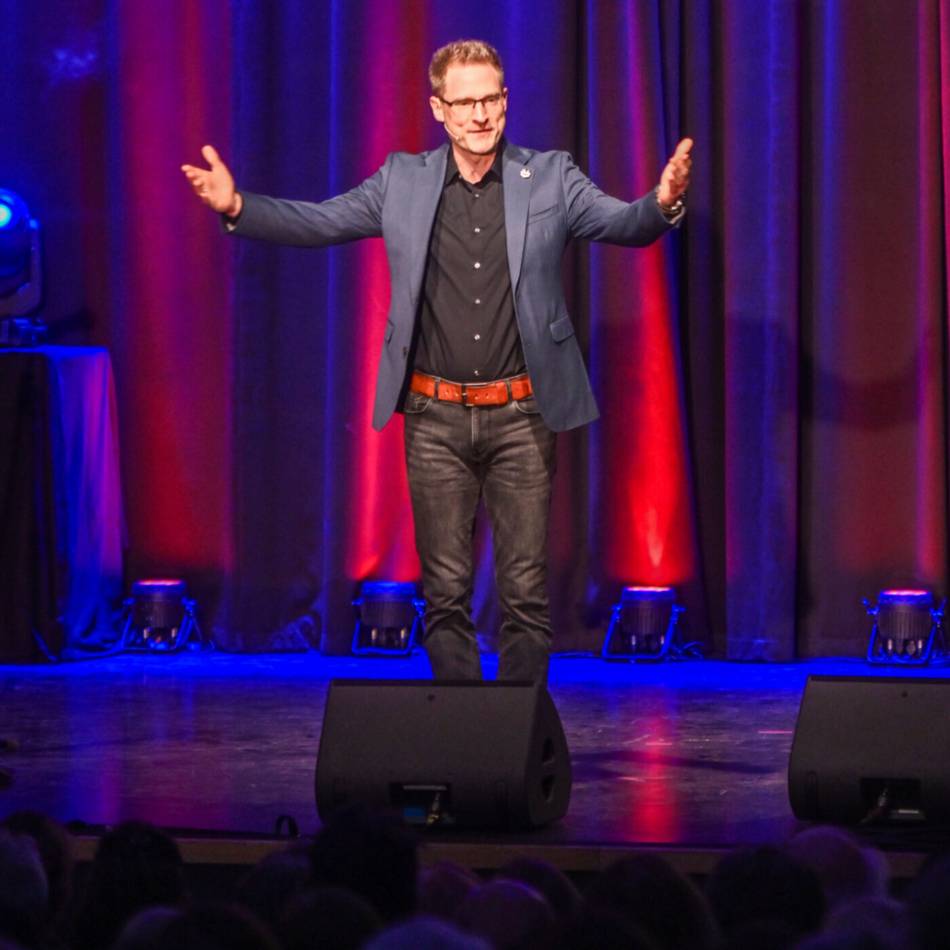 „Neujahrskabarett“ erstmals in Wermelskirchen: Humorvoller Start ins Kabarett-Jahr