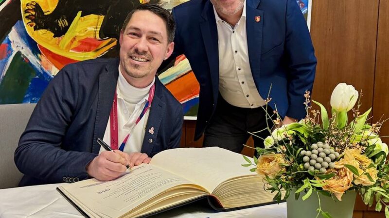 Stadt Grevenbroich ehrt Sportler: Thorsten Steinmetz trägt sich ins Goldene Buch ein