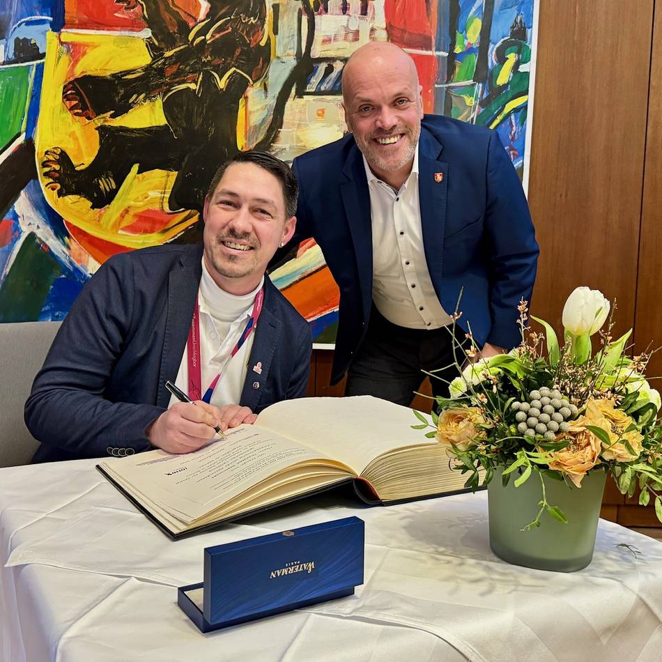 Stadt Grevenbroich ehrt Sportler: Thorsten Steinmetz trägt sich ins Goldene Buch ein