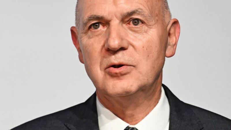 Nach Eintrag ins Goldene Buch: Austausch mit DFB-Präsident in Neuss möglich