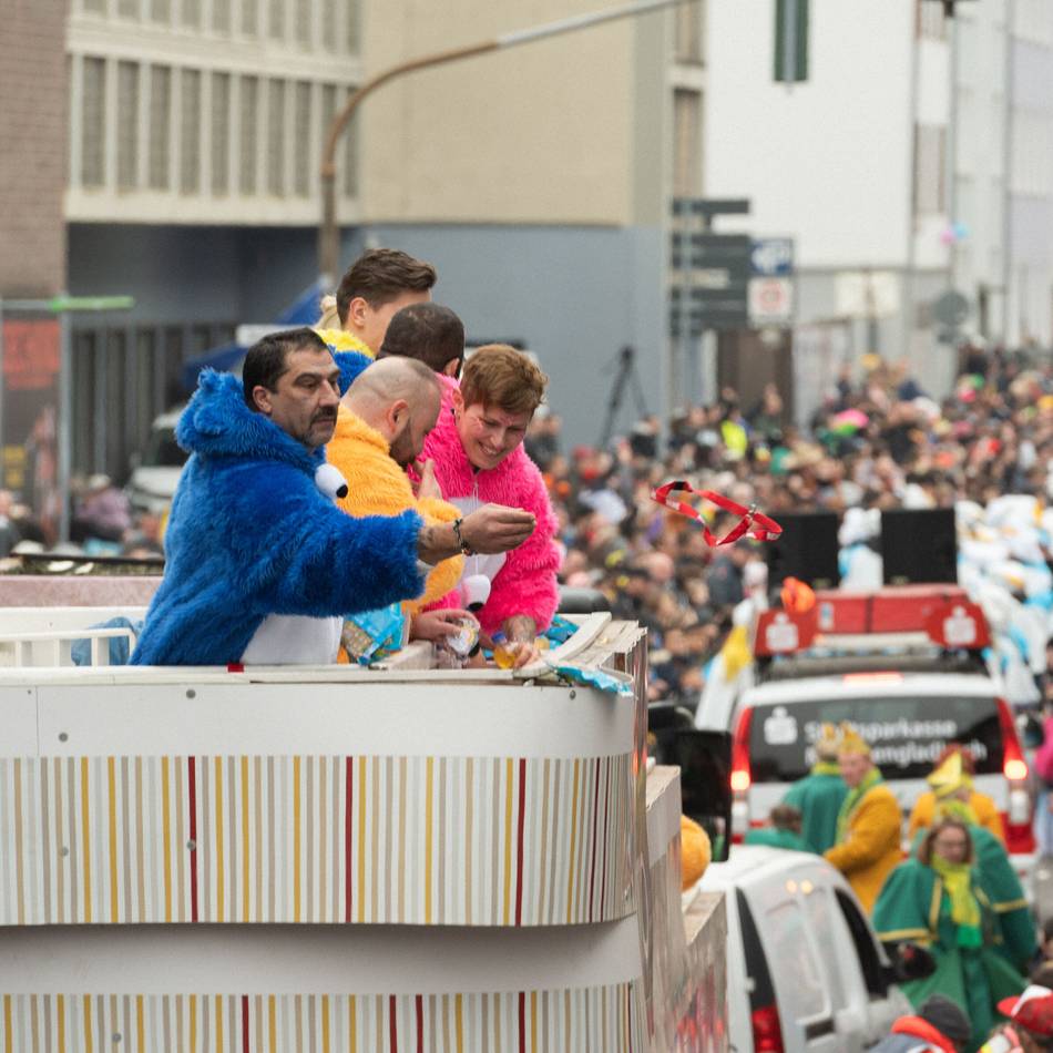 Karneval 2026 in Mönchengladbach: Straßensperrungen und Parkverbote am Veilchendienstag