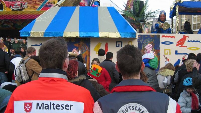 Straßenkarneval in Langenfeld: 60 Helfer sorgen für Sicherheit am Zugweg