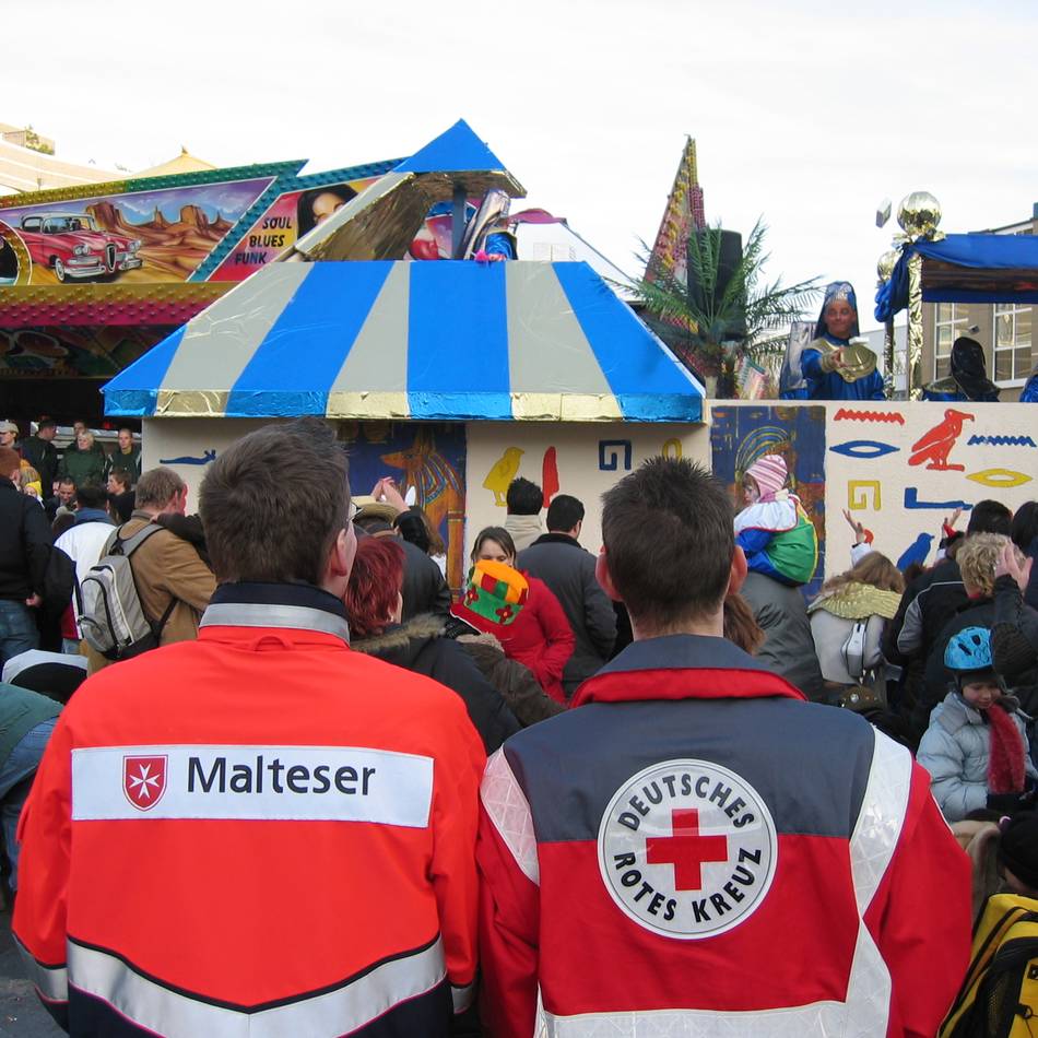 Straßenkarneval in Langenfeld: 60 Helfer sorgen für Sicherheit am Zugweg