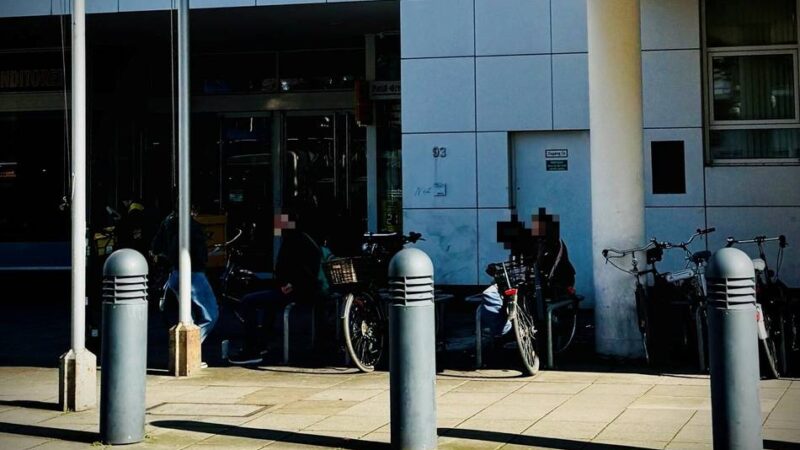 Ärger über Trinkerszene vor Neusser Aldi: „Die haben hier alle Hausverbot“