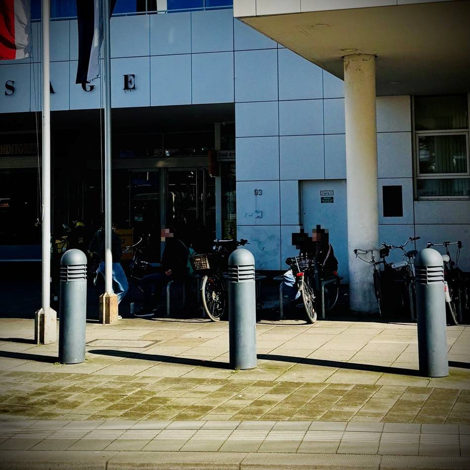 Ärger über Trinkerszene vor Neusser Aldi: „Die haben hier alle Hausverbot“