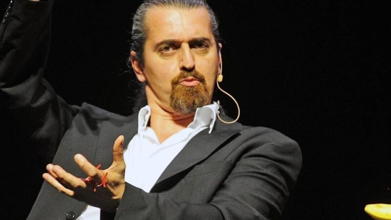 Hagen-Rether-Abend in Wermelskirchen: Eine wichtige Stimme gegen den Irrsinn in der Welt