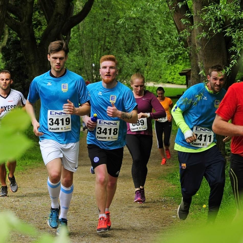 Neue Startgebühr und Serienshirt: Enni‑Laufserie beginnt im Moerser Schlosspark