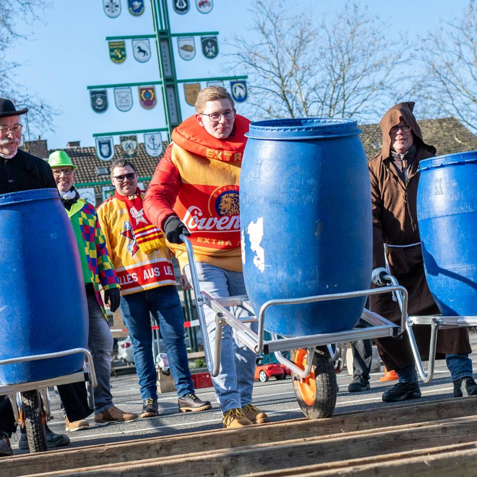 Karneval 2026 in Meerbusch: So lief das traditionelle Tonnenrennen in Büderich