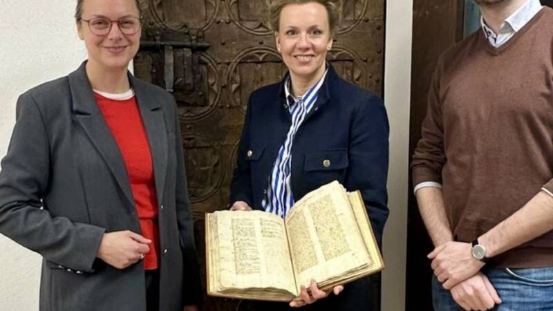 Kostbare Akten und Urkunden: Ministerin Brandes staunt über die Schätze des Kalkarer Stadtarchivs