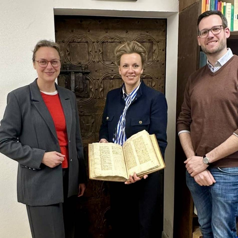 Kostbare Akten und Urkunden: Ministerin Brandes staunt über die Schätze des Kalkarer Stadtarchivs