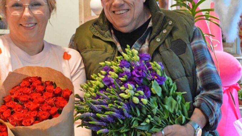 Patricia Rosenberger und ihr Mitarbeiter Walter Janssen bieten die bunte Vielfalt der Floristik: Neues Nevigeser Blumengeschäft ist gut angelaufen