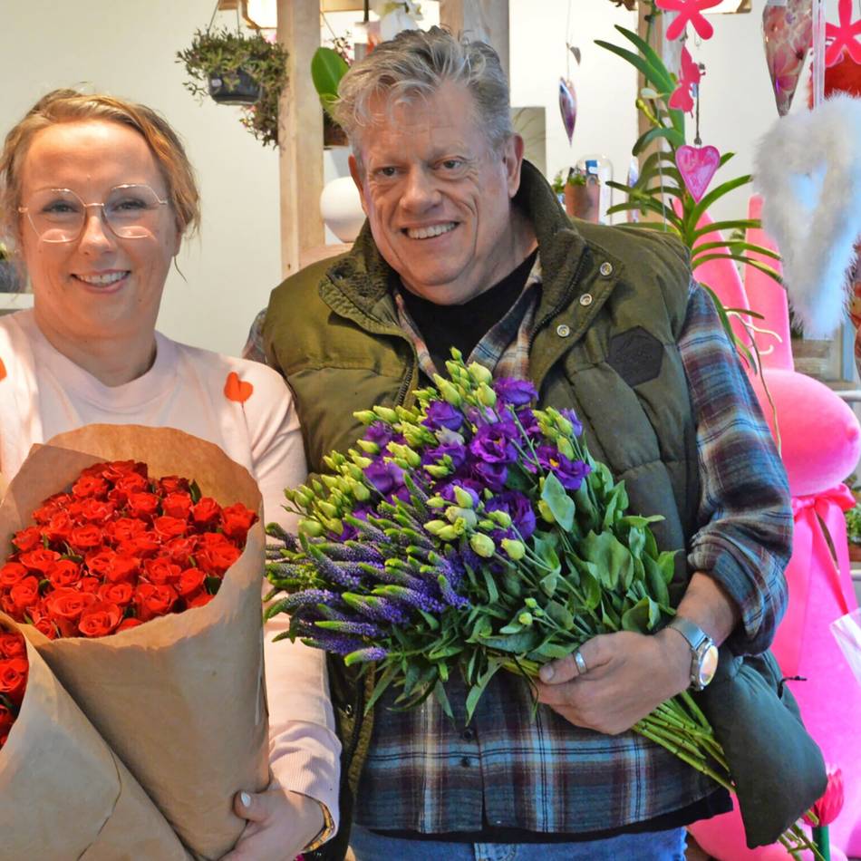 Patricia Rosenberger und ihr Mitarbeiter Walter Janssen bieten die bunte Vielfalt der Floristik: Neues Nevigeser Blumengeschäft ist gut angelaufen