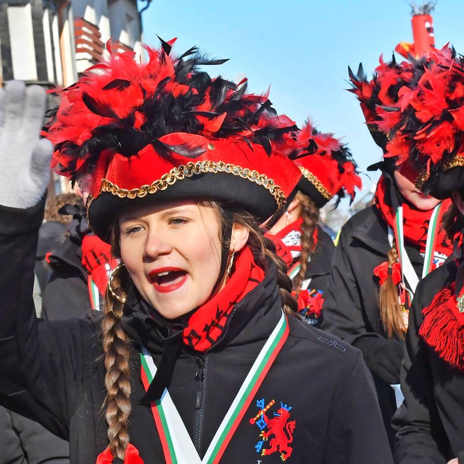 Tausende hatten bei strahlendem Sonnenschein ihren Spaß am närrischen Treiben auf Tönisheide: Viele strahlende Gesichter beim Karnevalszug