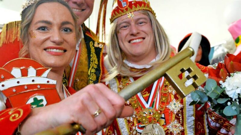 Die Narren unter der Führung von Julian I. und Lina I. haben nun das „Sagen“ im Verwaltungstempel: Zirkusdirektor gibt den Schlüssel aus der Hand