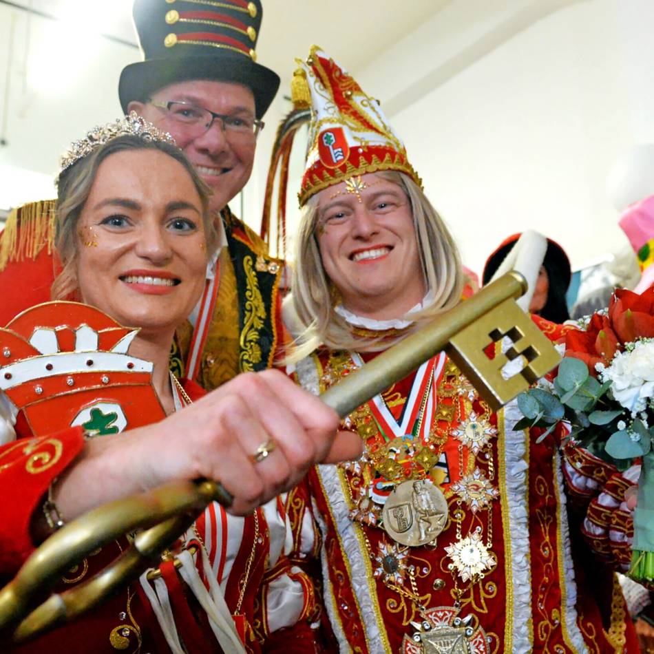 Die Narren unter der Führung von Julian I. und Lina I. haben nun das „Sagen“ im Verwaltungstempel: Zirkusdirektor gibt den Schlüssel aus der Hand