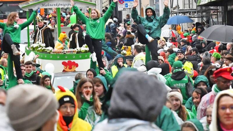 Echte Jecken lassen sich vom Regen den Spaß nicht verderben: Himmel öffnet Schleusen über dem Narrenzug