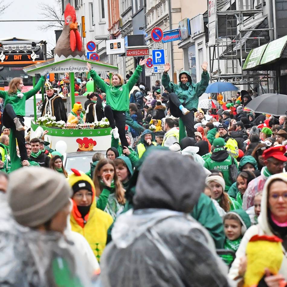 Echte Jecken lassen sich vom Regen den Spaß nicht verderben: Himmel öffnet Schleusen über dem Narrenzug