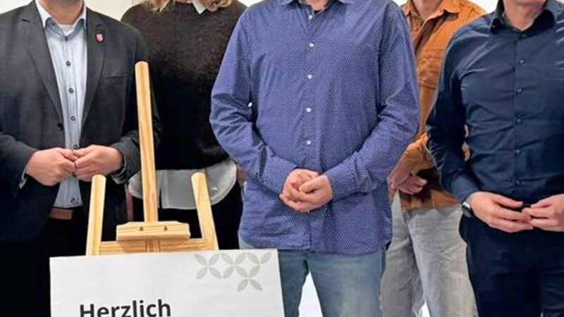 CDU-Landtagsabgeordneter Martin Sträßer informierte sich über die Plattform iServ – neue Kooperation mit Tauch-Sport-Club : Gesamtschule Neviges setzt auf digitale Infrastruktur und mehrere Kooperationen