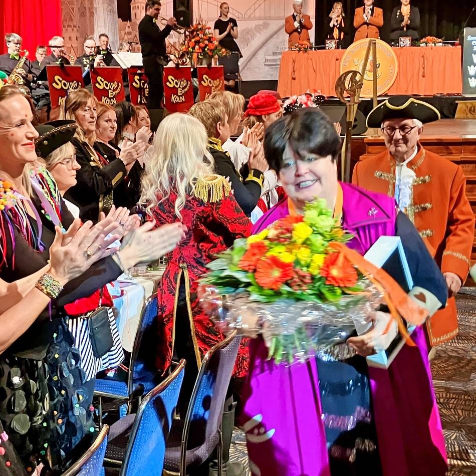 Mit Ingrid Kühne auf Abschiedstour im Kölner Karneval: Abschied aus der Bütt mit Tränen in den Augen