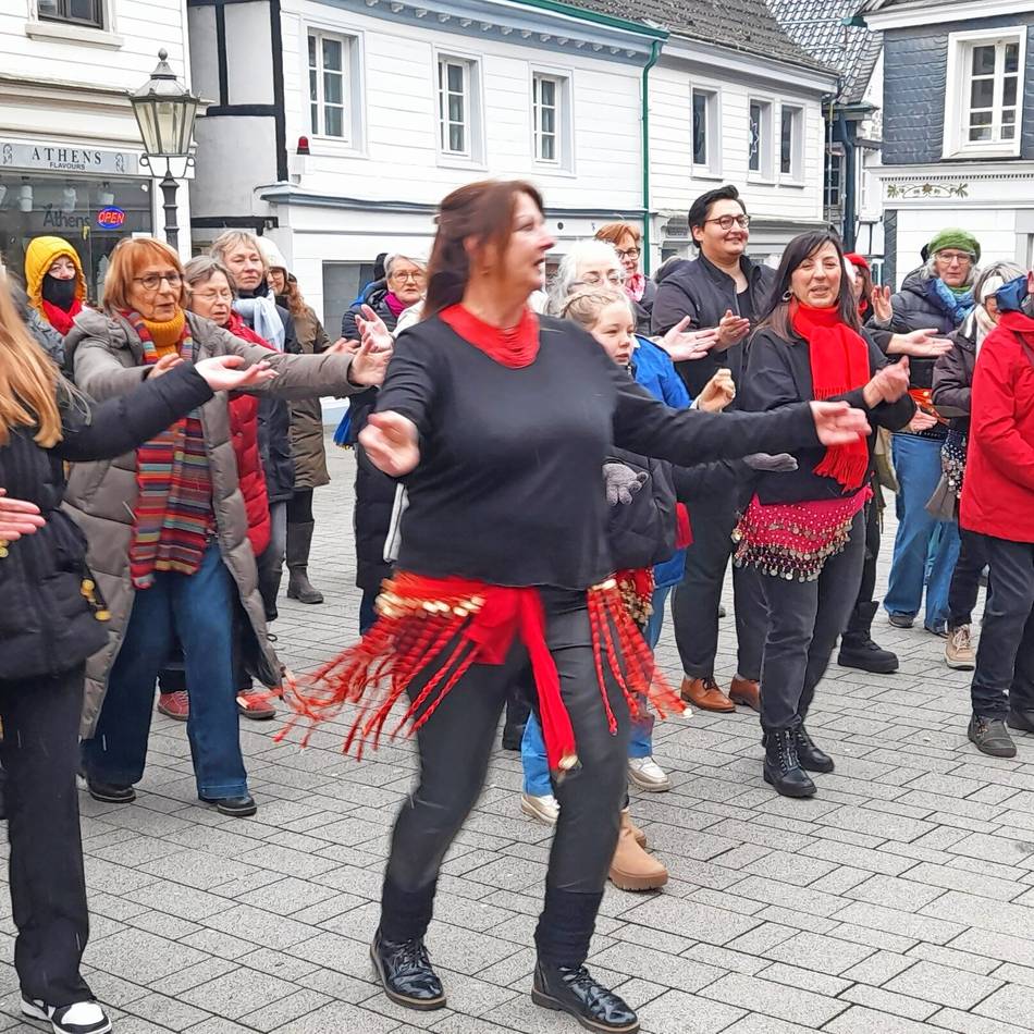 „One Billion Rising“: Auf dem Heumarkt fanden sich viele Teilnehmerinnen und Teilnehmer ein: Tanzaktion gegen Gewalt an Frauen