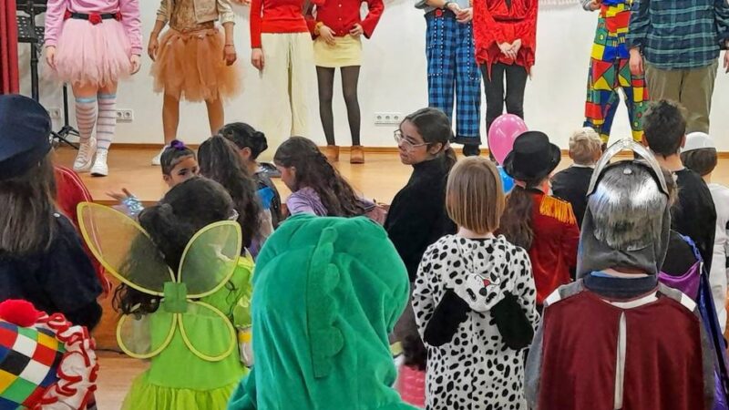 Die Kinderkarnevalsfeier des Stadtjugendrings begeisterte kleine und große Närrinen und Narren: Kostümwettbewerb und Froschbrause