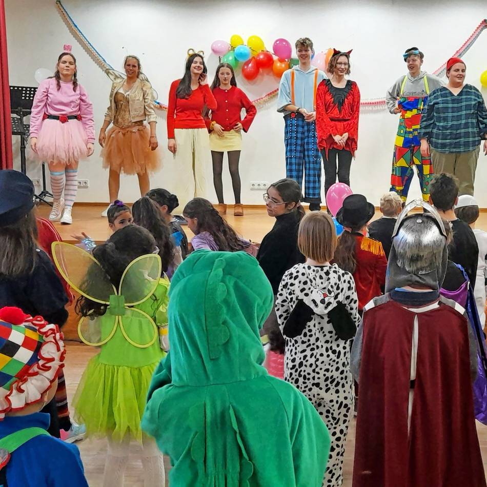Die Kinderkarnevalsfeier des Stadtjugendrings begeisterte kleine und große Närrinen und Narren: Kostümwettbewerb und Froschbrause