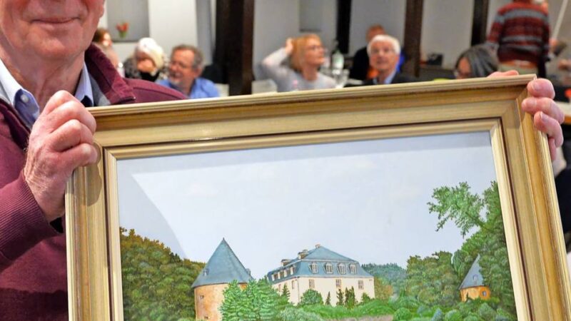 Der Beigeordnete Jörg Ostermann informierte den Förderverein über das weitere Vorgehen nach dem Großbrand: Beim Wiederaufbau des Schlosses spricht
die obere Denkmalbehörde mit