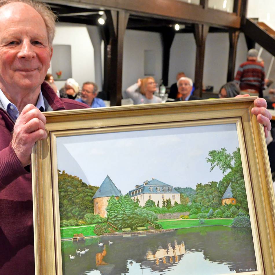 Der Beigeordnete Jörg Ostermann informierte den Förderverein über das weitere Vorgehen nach dem Großbrand: Beim Wiederaufbau des Schlosses spricht
die obere Denkmalbehörde mit