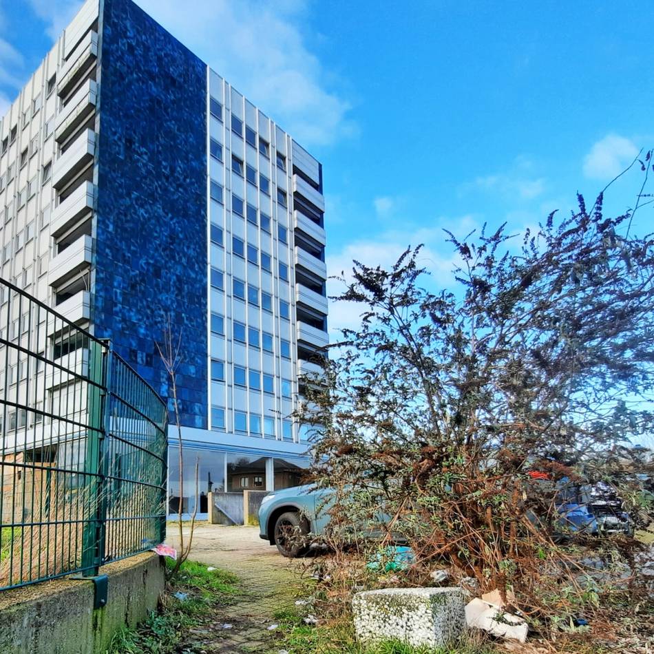 Hochhaus mit Müllproblem: Weseler „Schandfleck“ am Bahnhof – Wie die Stadt Druck auf Eigentümer ausüben will