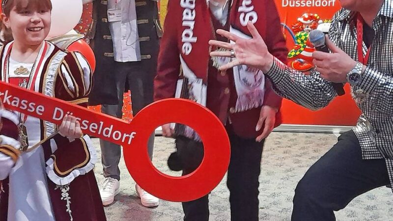 Der Sturm auf „dat Spardösken“ war wieder ein Muss für das Narrenvolk: Helau: Narren außer Rand und Band