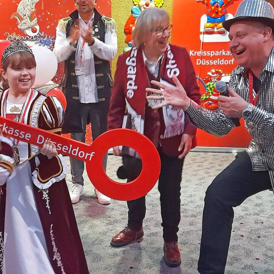 Der Sturm auf „dat Spardösken“ war wieder ein Muss für das Narrenvolk: Helau: Narren außer Rand und Band