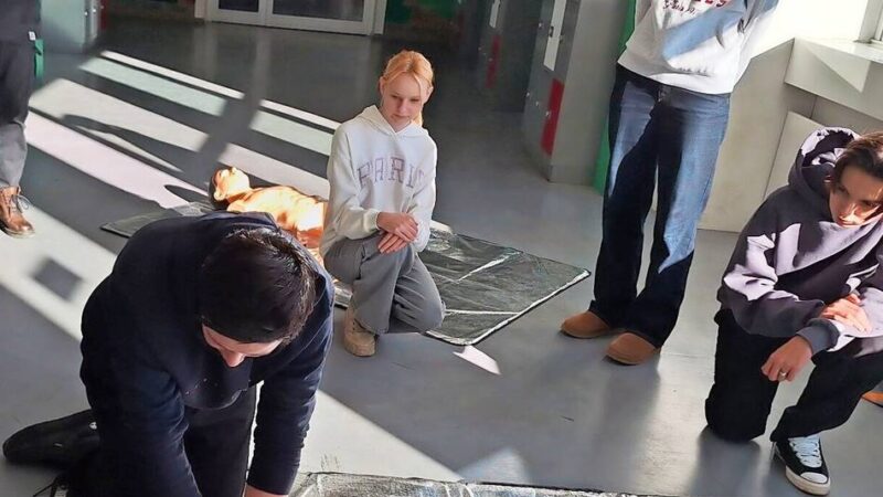 Die Schülerinnen und Schüler der 9. Klassen des städtischen Gymnasiums trainierten Laien-Reanimation: „Im Notfall genau wissen, was zu tun ist“