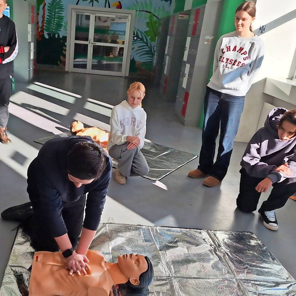 Die Schülerinnen und Schüler der 9. Klassen des städtischen Gymnasiums trainierten Laien-Reanimation: „Im Notfall genau wissen, was zu tun ist“