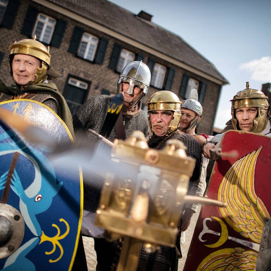 In Monheim/Baumberg: Kastellerwachen mit römischen Gaumenfreuden auf Haus Bürgel