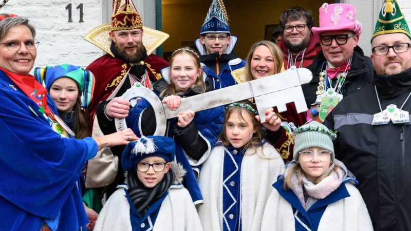 Karneval in Krefeld 2026: Karnevalisten stürmen das Hülser Rathaus