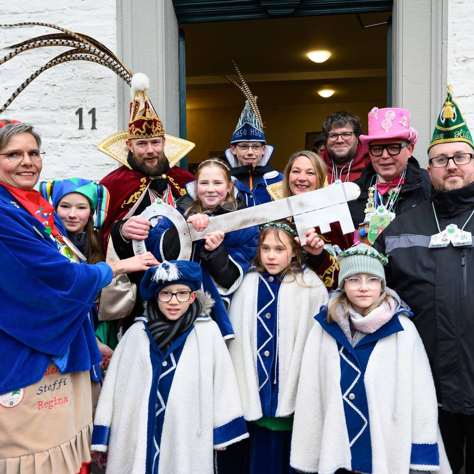 Karneval in Krefeld 2026: Karnevalisten stürmen das Hülser Rathaus