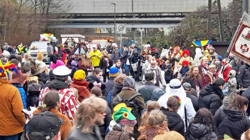 Tausende säumen den Weg des Rosenmontagszuges durch Rohdenhaus: Narren lassen sich Stimmung nicht verregnen