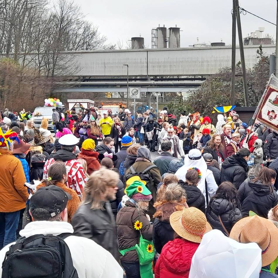 Tausende säumen den Weg des Rosenmontagszuges durch Rohdenhaus: Narren lassen sich Stimmung nicht verregnen