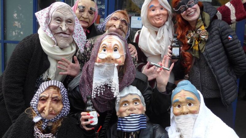 Altweiber 2026 in Rheinberg: Hausmeister Krause hatte keine Chance gegen die Möhnen